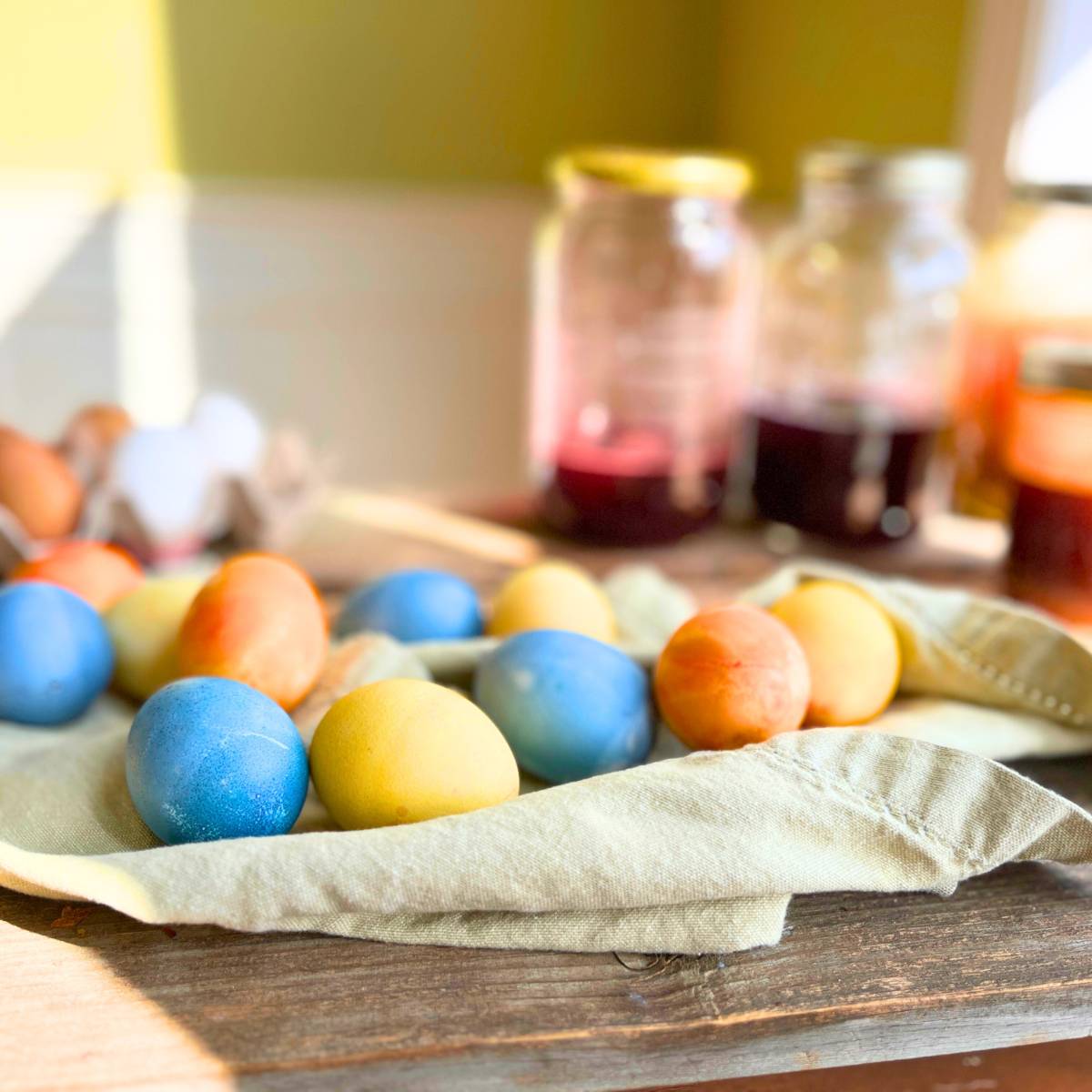 How to Naturally Dye Easter eggs