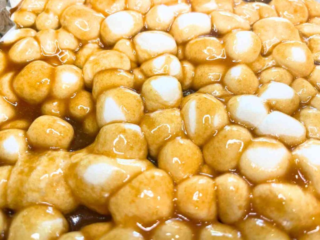 Caramel on top of marshmallows.