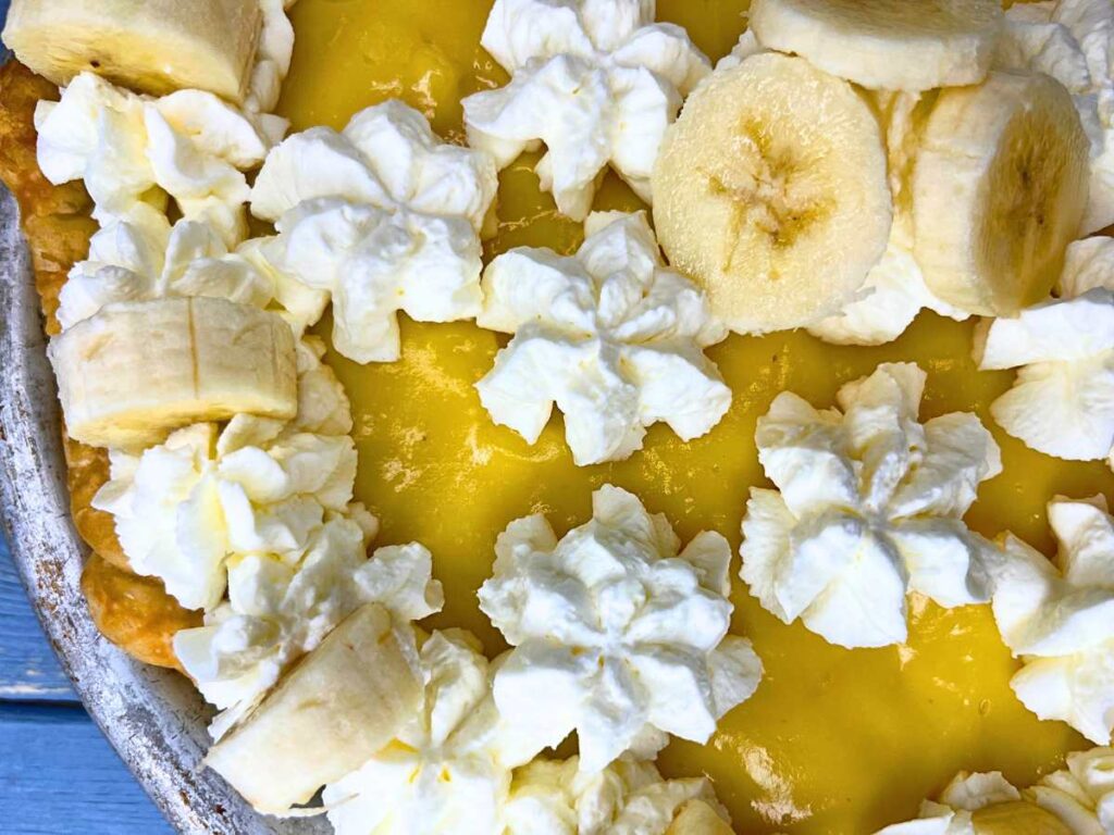 A close up look at the top of a banana cream pie.