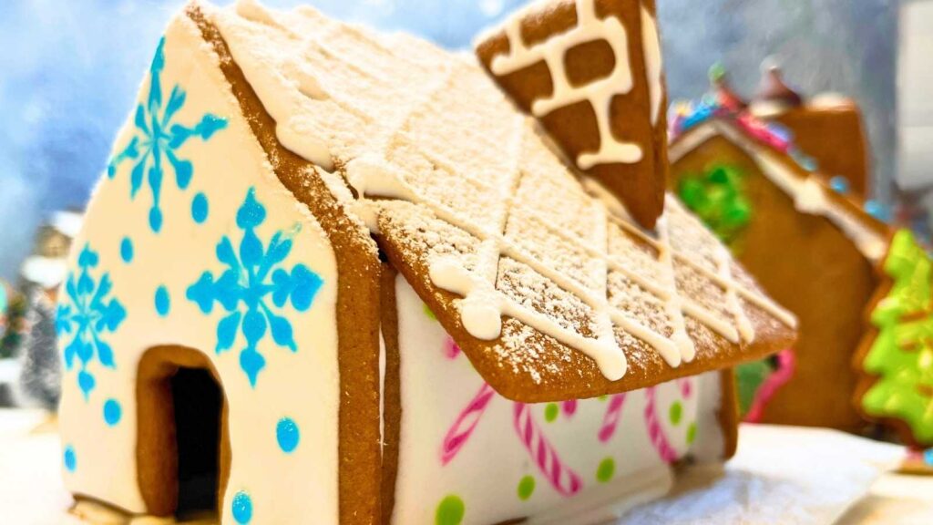 A gingerbread housed decorated with royal icing.